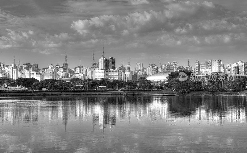 从巴西伊比拉普埃拉公园(Ibirapuera Park)可以看到圣保罗令人惊叹的美景。